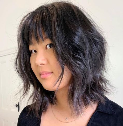 Messy Razored Shag for a Round Face A Line Haircut, Messy Haircut, Bangs For Round Face, Hair To One Side, Wavy Haircuts, Wolf Cut, Round Face Haircuts, Work Hairstyles, Penteado Cabelo Curto