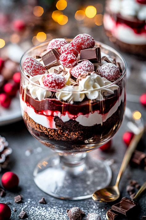 🍫 Chocolate Christmas Trifle 🎄: Layers of fudgy brownie, creamy chocolate pudding, fluffy whipped cream, and boozy Grand Marnier berries. A festive and easy holiday dessert! German Chocolate Trifle Desserts, Chocolate Raspberry Trifle Recipes, Holiday Trifle Desserts, Trifles Desserts, Chocolate Christmas Desserts, Trifle Desserts Christmas, Mini Trifle Desserts, Impressive Christmas Dessert, Chocolate Trifle Desserts