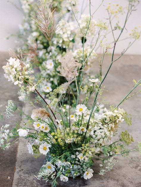 We are head over heels in love with this elegant wedding editorial that is simply poetic. California wedding vendors have outdone themselves using delicate wild flowers and daisies that overflow from every corner. Wild Flowers Wedding Decorations, Wild Floral Arrangements Wedding, Wild White Flowers, Outside Aisle Decorations Wedding, Cow Parsley Wedding, Wild Flower Decorations, Meadow Style Wedding Flowers, Sage Green Wedding Florals, White Wild Flowers Wedding