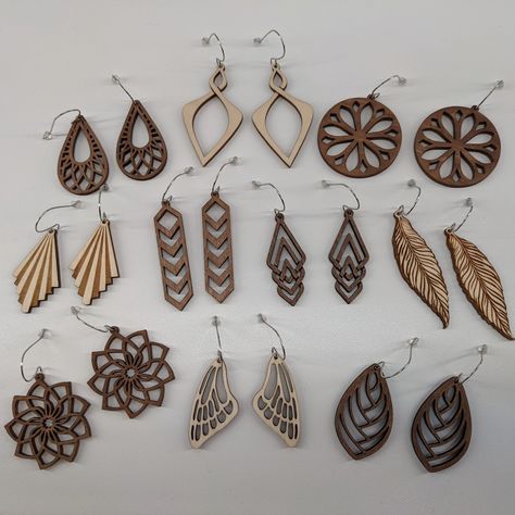 Cnc Jewellery Design, Handmade Wood Earrings, Cute Gift Bags, Cut Crafts, Cricut Earrings, Glowforge Ideas, Glowforge Projects, Engraving Projects, Cork Earrings