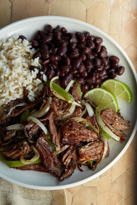 Cuban Crispy Shredded Beef Vaca Frita Recipe, Crispy Shredded Beef, Cuban Dishes, Cuban Cuisine, Beans And Rice, Hispanic Food, Shredded Beef, Cuban Recipes, Deilig Mat