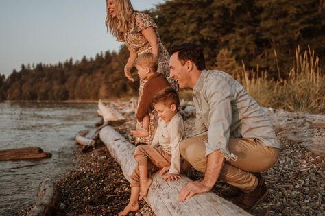 A family of four playing in driftwood log at Lincoln Park, West Seattle. Seattle Lifestyle, Beach Photo Inspiration, West Seattle, Beach Family Photos, Beach Family, Lincoln Park, Baby Style, Fall Family Photos, Family Photo Outfits