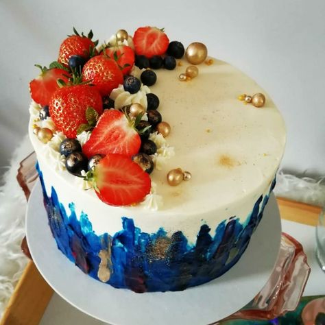 Strawberry Cake For Men, Cake For Men, Birthday Cakes For Men, Bday Cake, Cakes For Men, Fresh Fruits, Cake Toppings, Strawberry Cake, Fresh Fruit