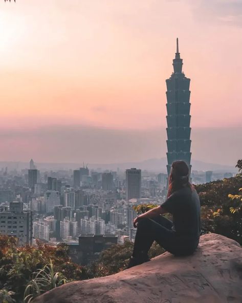 Visit gorgeous Taipei, Taiwan and hike up Elephant Mountain to enjoy amazing sunset views of Taipei 101. #travelphotography #traveltaiwan #taipei101 Taipei 101, Taipei Taiwan, Amazing Sunsets, Sunset Views, The Map, Dream Destinations, Taipei, Female Travel, Us Travel