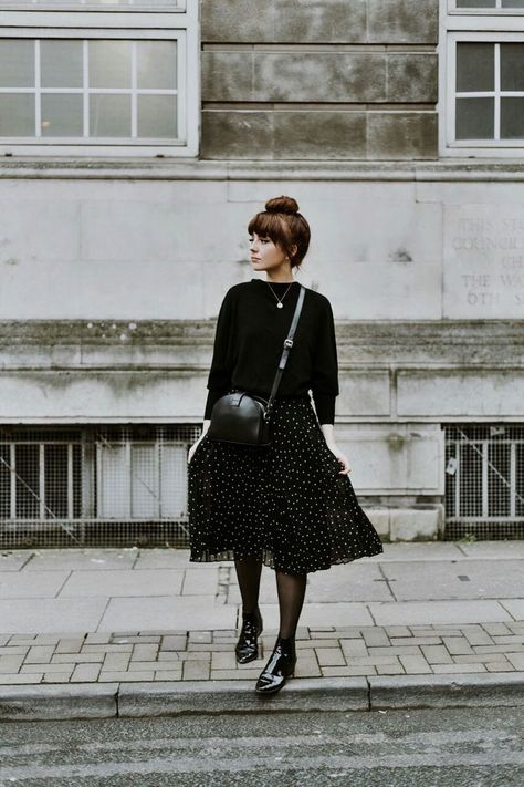 Black Vans Outfit Winter, Alice Catherine, Minimalist Moda, Autumn Wear, Berlin Fashion, Printed Skirt, Looks Black, Polka Dot Skirt, Dot Skirt