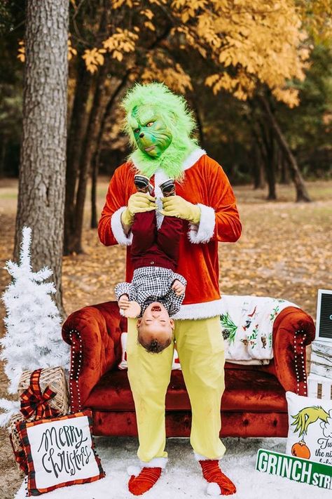 Pictures With The Grinch Ideas, Funny Grinch Photoshoot, Grinch Photoshoot, Fun Family Christmas Photos, Funny Family Christmas Pictures, Santa Backdrop, Christmas Photoshoot Kids, Christmas Mini Shoot, Funny Christmas Photos