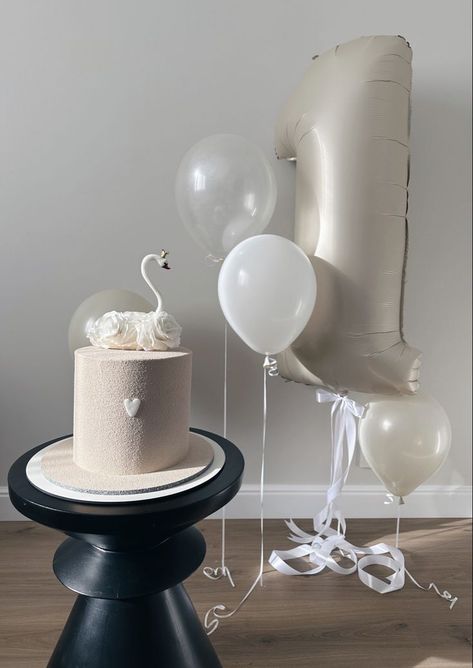 Baby Announcement Cake Ideas, Minimalist Birthday Decor, Cake Recipes Easy, Cake Balloons, Easy Cakes, Me Pictures, 1st Birthday Balloons, Aesthetic Cake, Baby Birthday Decorations