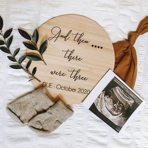 Baby Announcement Photoshoot, Fun Baby Announcement, Pregnancy Milestones, Idee Babyshower, Cute Pregnancy Announcement, Baby Announcement Pictures, Pic Inspiration, Baby Announcement Photos