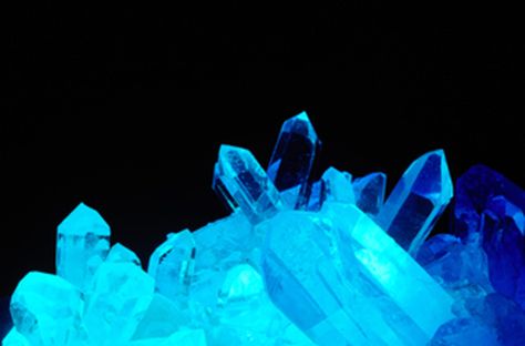 Grow Glowing Crystals; potential to be a fun classroom experiment to do around Halloween time! Diy Crystal Growing, How To Grow Crystals, Alum Crystals, Grow Crystals, Grow Your Own Crystals, Glowing Crystal, Borax Crystals, Growing Crystals, How To Make Crystals