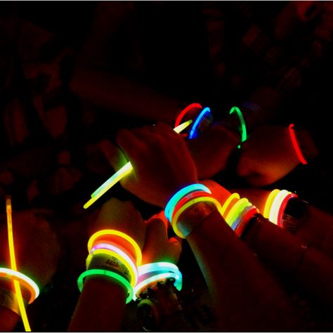 Loves to party and festivals Glow Stick Party, Glow Stick, Festa Party, Glow Party, Neon Party, Glow Sticks, Ideas Party, Disco Party, Teenage Dream