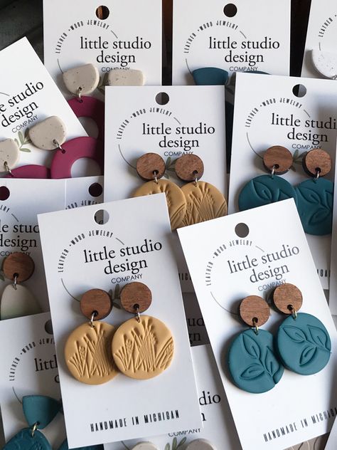 Creative Earring Display, Wood And Clay Earrings, Diy Earring Display, Display Earrings, Polymer Clay Recipe, Polymer Clay Flower Jewelry, Diy Earrings Polymer Clay, Handmade Clay Earrings, Leather And Wood