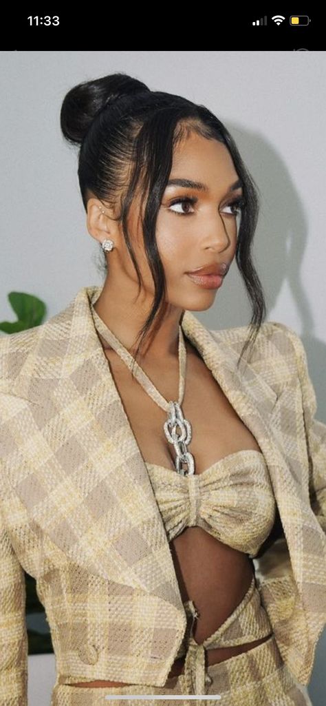 Corporate Hairstyles Women Black, Lori Harvey Slick Back Bun, Curly Classy Hairstyles, Vintage Up Do, Lori Harvey Ponytail, Classy Black Women Hairstyles, Lori Harvey Bun, Lori Harvey Hairstyles, Lori Harvey Hair