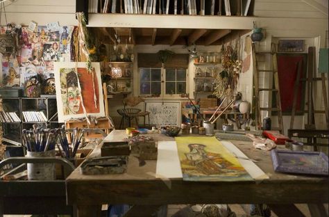 Frankie's art studio set still via Beauchamp Fontaine set decorator Grace And Frankie, Lily Tomlin, Studio Apartment Design, Chicago Artists, Creative Workspace, My Art Studio, Jane Fonda, Studio Space, Fantastic Art