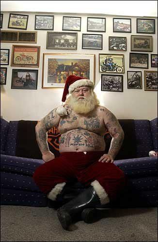 News flash! Tattoos get you on the good list! ;) The greatest thing ever!!!!!!! Santa Claus Tattoo, Voodoo Tattoo, Christmas Tattoos, Christmas Tattoo, Ink Lettering, Creepy Christmas, Great Memes, Biker Art, Tattoo Designs For Women