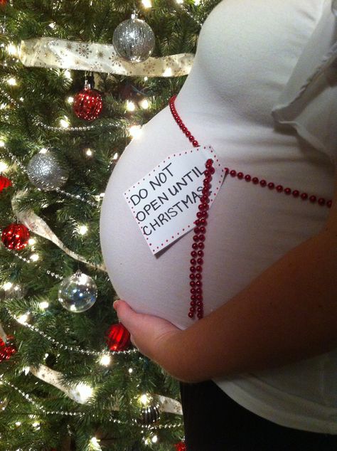 Christmas Due Date Pregnancy Photo Prego Photoshoot, Maternity Christmas Pictures, Pregnant Picture, Christmas Pregnancy Photos, Belly Pics, Fun Baby Announcement, Christmas Baby Announcement, Pregnancy Pictures, December Baby