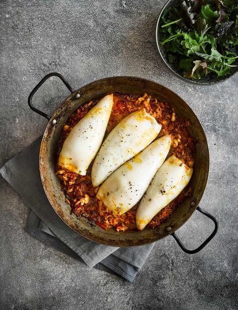 Stuffed Squid Recipe with Spanish Rice Check out our squid recipe stuffed with Spanish rice. Impress guests with this easy yet low calorie fish recipe ready in an hour Stuffed Squid, Shake Recipes Healthy, Calamari Recipes, Squid Recipes, Spanish Rice Recipe, Spanish Dishes, Spanish Rice, Fish Recipe, Fish Dishes