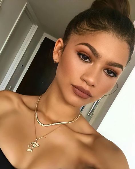 Zendaya Makeup, Make Up Guide, Monochromatic Makeup, Natural Makeup Remover, Natural Prom Makeup, Brown Lipstick, Smink Inspiration, Makeup Tricks, Mac Eyeshadow