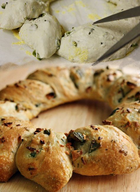 olive bread No Knead Olive Bread, English Sweets, Greek Bread, Rosemary Bread, Olive Bread, Fruit Cakes, Breaking Bread, Olive Recipes, Artisan Bread Recipes