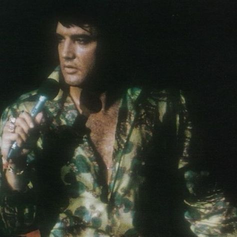 Elvis That's The Way It Is, Elvis Presley 70s, 70s Elvis, Elvis 70s, Elvis Presley Images, Elvis Presley Pictures, Concert Photos, Elvis Presley Photos, Paisley Shirt