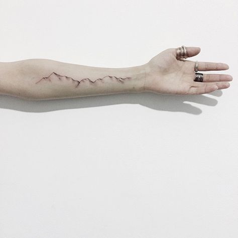 Another minimalist tattoo you can put in your arms. It’s simple without much detail but still could portray such big message. Berg Tattoo, Tattoo Mountain, Mountain Range Tattoo, Minimalist Tattoo Meaning, Mountain Tattoo Design, Tree Tattoo Small, Typography Tattoo, Tattoos Mandala, Tattoo Shows