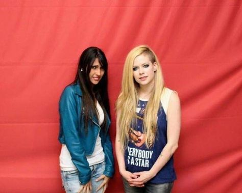 An Avril Lavigne meet and greet: Celebrity Photoshop Fails, Photo With Celebrity, Awkward People, Rihanna Dress, Awkward Photos, Meet And Greet, Mark Hamill, Avril Lavigne, Tom Hanks