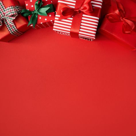 Red christmas presents on red Free Photo | Free Photo #Freepik #freephoto #background #mockup #christmas #christmas-background Red Christmas Presents, Christmas Present Background, Merry Christmas To Everyone, Wallpaper Natal, Merry Christmas Wallpaper, Christmas Flyer, New Year Wallpaper, Cute Christmas Wallpaper, Christmas Mood