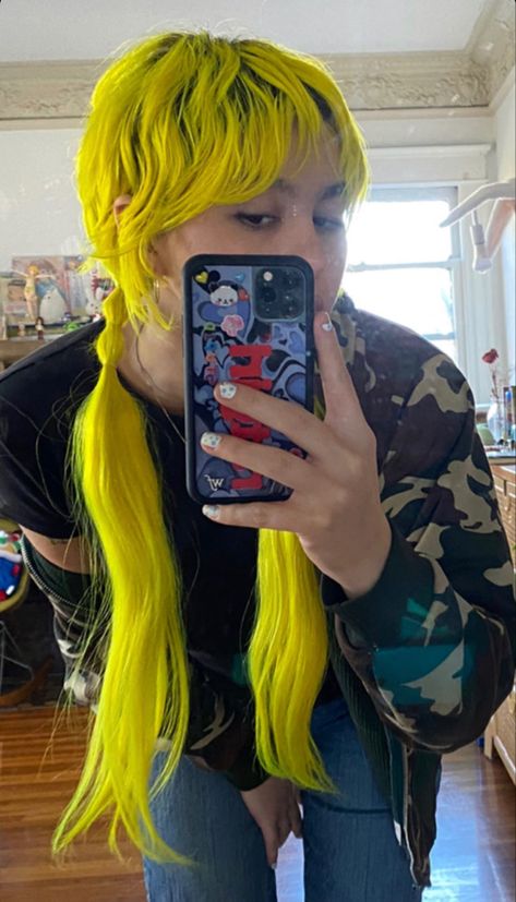 enya umanzor on ig stories Enby Hair, Jellyfish Haircut, Drew And Enya, Enya And Drew, Enya Umanzor, Helmet Hair, Hair Color Underneath, Punk Hair, Yellow Hair