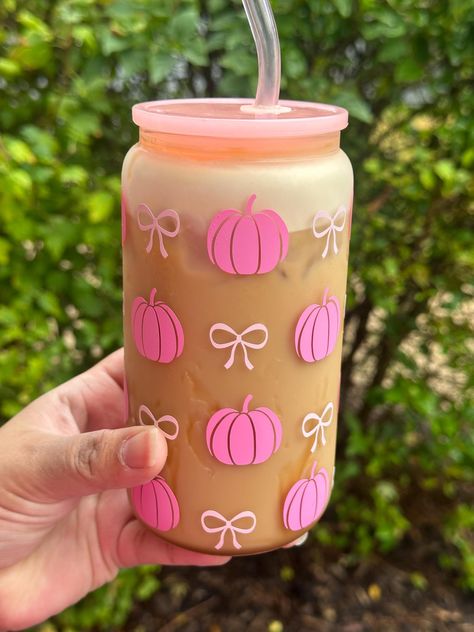 Pink Bow Pumpkin Glass, Beer Can Glass, Pink Bow Glass Can, Iced Coffee Glass, Personalized gift, Gifts for her, with lid and straw Includes plastic straw and matching lid.  Beautiful glass great for your favorite drink can be personalized with a name to make it more special. Perfect gift for yourself, your friends, your family, or for your loved ones on Birthdays, Mother's Day, Christmas, weddings, Bridesmaid.... and any special occasion. Items are handmade with love and care small imperfection Trendy Water Bottles, Halloween Wallpaper Cute, Cute Coffee Cups, Smoothie Drink Recipes, Pink Pumpkins, Glass Beer, Cute Cups, Fun Cup, Smoothie Drinks