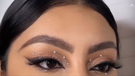 Gems Make Up Look, Gen Makeup Looks, Jewels On Eyes Makeup Simple, Simple Eye Makeup With Rhinestones, Makeup Look With Jewels, Cute Simple Makeup Looks With Gems, Cute Makeup Looks With Jems, Gem In Hair Prom, Simple Righnstone Makeup