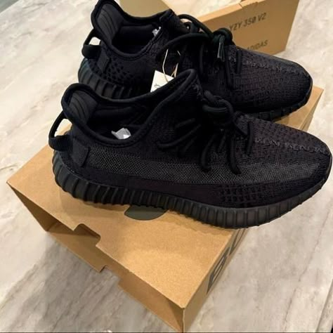 Yeezy Women Shoes, Yeezy Onyx 350, Yeezy Tennis Shoes, Womens Yeezy Shoes, Yezzy Shoes 350, Yeezy Boost Outfit, Yeezy Women, Yezzy Shoes Women, Yeezy Boost 350 Outfit