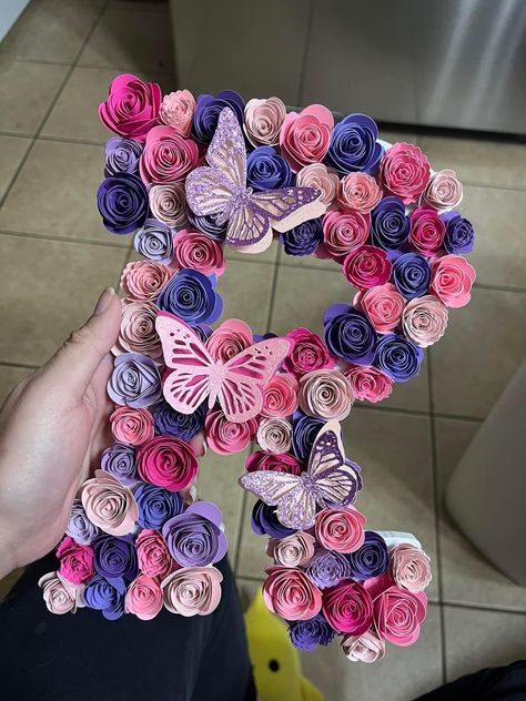 Rolled Flowers Shadow Box Ideas, Creative Mothers Day Gifts Ideas Diy, Flower Letters Diy, Valentine Day Decorations, Paper Flower Letters, Flower Decoration Ideas, Diy Crafts Love, Book Crafts Diy, Diy Birthday Gifts For Friends