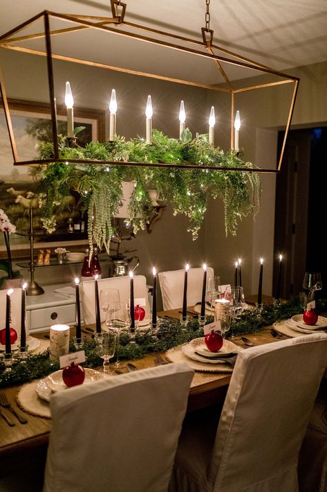 Celebrating Twilight Saga Midnight Sun book release with a candlelit dinner party. Pomegranate decorations and twinkle lights with faux greenery. PNW vibes. Twilight Sleepover, Twilight Themed Party, Twilight Prom, Sun Party Decor, Over The Table Rod, Twilight Birthday, Twilight Cake, Midnight Sun Twilight, Twilight Party