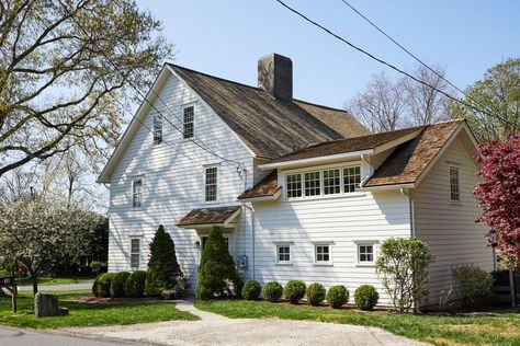 1740 Colonial Saltbox Connecticut Home | 2023 | HGTV Colonial Ranch House Exterior, Colonial Addition Ideas, Saltbox Colonial, Colonial Farmhouse Exterior, Colonial Addition, Colonial Renovation, Kingston House, Small Colonial, Salt Box House