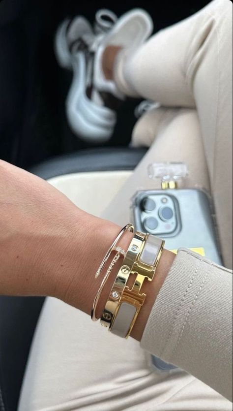 Cartier Bracelet Stack, Travel Stamp, Preppy Jewelry, Expensive Jewelry Luxury, Cartier Bracelet, Hermes Jewelry, Accesories Jewelry, Wrist Jewelry, Luxe Jewelry