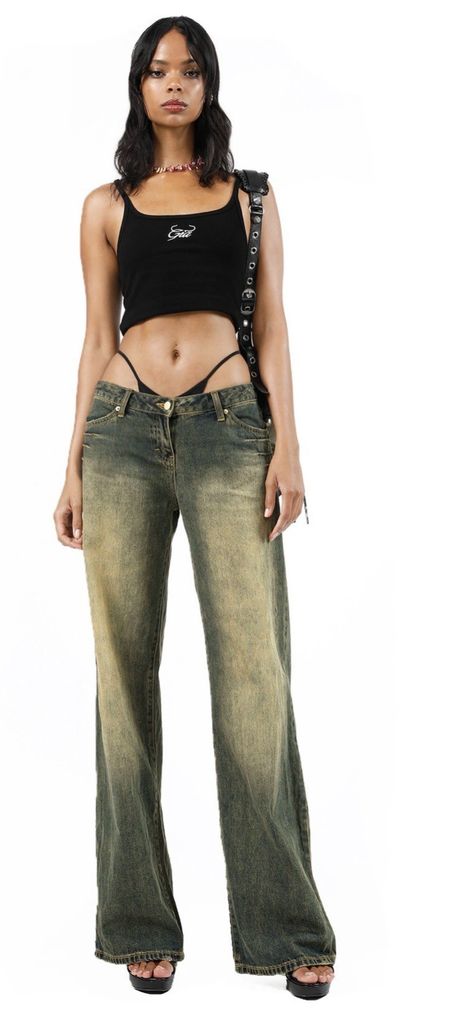 Thong Above Pants Outfit, Thong Jeans Outfit, Baggy Jeans Outfit 90s, Low Waisted Baggy Jeans, Baggy Pants Outfit, Crop Top With Jeans, Jeans Outfit Summer, Low Waist Jeans