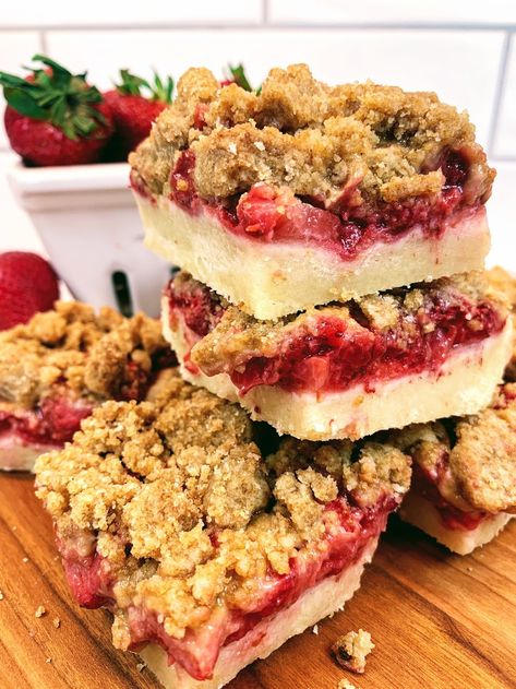 Rhubarb Bars Recipes, Strawberry Crumble Bars, Strawberry Rhubarb Bars, Rhubarb Bars, Strawberry Crumble, Rhubarb Desserts, Dessert Simple, Crumble Bars, Dessert Easy