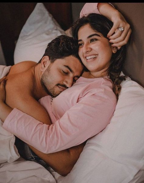 Couples Photoshoot Poses Romantic, Pre Wedding Photoshoot Ideas, Hugs And Kisses Couples, Wedding Photoshoot Ideas, Romantic Good Night, Romantic Couple Poses, Romantic Kiss, Pre Wedding Poses, Hugging Couple