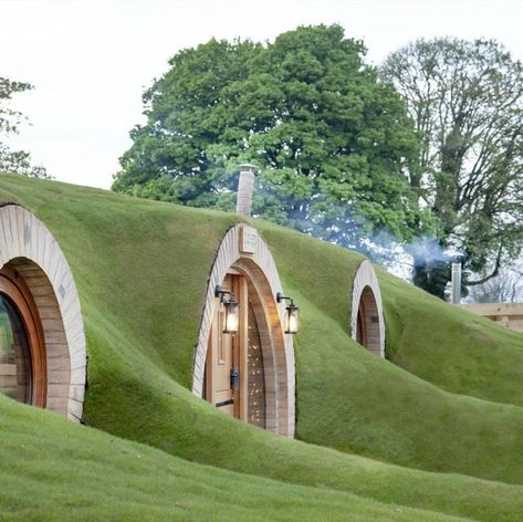 Hobbit Houses, Glamping Pods, Earth Sheltered Homes, Country Living Uk, Casa Hobbit, Drukarka 3d, Summer Staycation, Earthship Home, Earth Sheltered