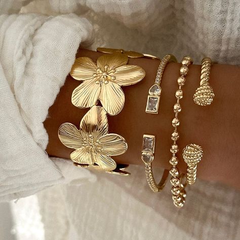 Make a statement with our chunky floral cuff bracelet thats easy to wear and style. Wear alone or layer with other bracelets. 14k Gold Filled Cuff Diameter: 52mm x 34mm Adjustable Hypoallergenic Water resistant & tarnish free Nickel & lead free Cuff Gold Bracelet, Unique Gold Bracelets, Women’s Bracelets, Cuff Bracelet Outfit, Luxury Bracelet Stack, Gold Bracelet Stack, Chunky Gold Jewelry, Xoxo Jewelry, Layering Bracelets