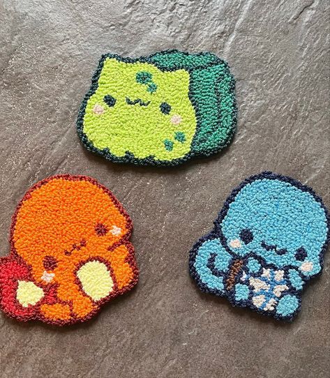 Bulbasaur charmander squirtle coasters Mario Punch Needle, Pokemon Punch Needle, Squirtle Embroidery, Punch Needle Bookmark, Bulbasaur Embroidery, Pokemon Coasters, Punchneedle Ideas, Punching Needle, Punch Needle Coasters