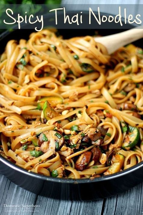 One Pot Spicy Thai Noodles - these are SO good and so easy to cook up. Vegetarian recipe but options for added protein too! Vegetarische Diners, Thai Recipes Noodles, Spicy Thai Noodles, Mushroom Garlic, Pasta Vegetariana, Cibo Asiatico, Thai Noodles, Spicy Thai, Läcker Mat