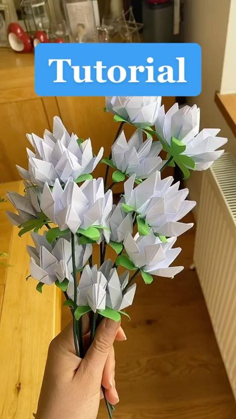 Cute Origami, Folding Origami, Instruções Origami, How To Make Origami, Handmade Paper Crafts, Paper Craft Diy Projects, Paper Flower Bouquet, Paper Flowers Craft, Diy Crafts Paper Flowers