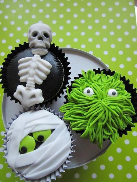 Cupcakes Decoration Ideas, Muffins Halloween, Halloween Apartment, Halloween Cupcakes Decoration, Apartment Halloween, Postres Halloween, Diy Haunted House Props, Halloween Cupcake Toppers, Diy Halloween Games