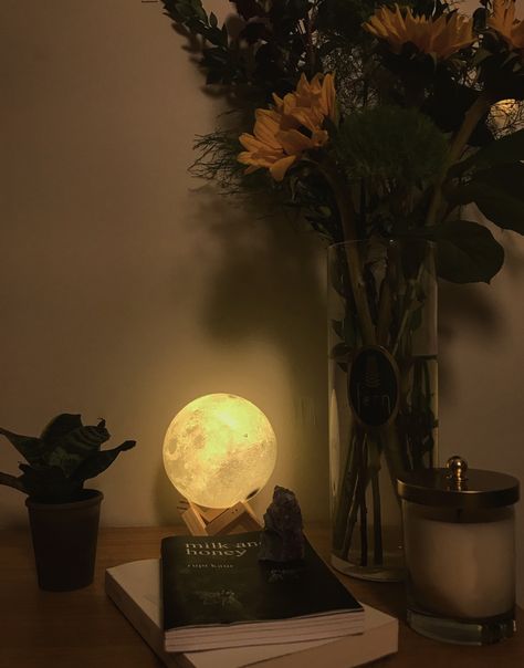 Bedroom Moon Aesthetic, Moon Aesthetic Room, Night Lamp Aesthetic, Moon Lamp Photoshoot, Aesthetic Moonlight, Putih Aesthetic, Floating Moon Lamp, Moon Light Lamp Aesthetic, Magnetic Moon Lamp