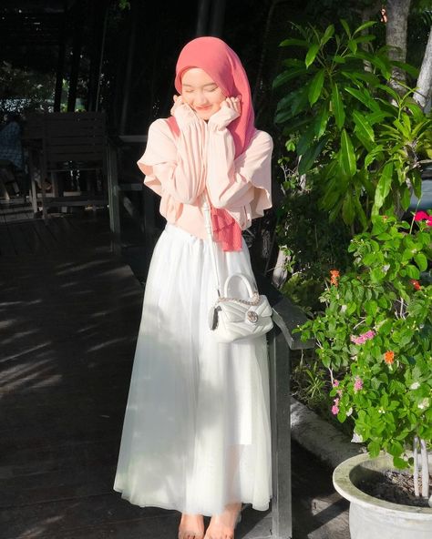 Pastel Hijab Outfit, Coquette Hijab, Pink Hijab Outfit, Hijabi Aesthetic Outfits, Ootd Pastel, Types Of Dresses Styles, Cute Hijabi Outfits, Mix And Match Outfits Hijab, Hijabi Fits