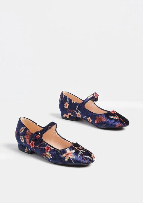 Modcloth Shoes, Vintage Inspired Shoes, Fancy Flats, Heels Classy, Mary Jane Flats, Platform High Heels, Pretty Shoes, Mary Jane Shoes, Classic Silhouette