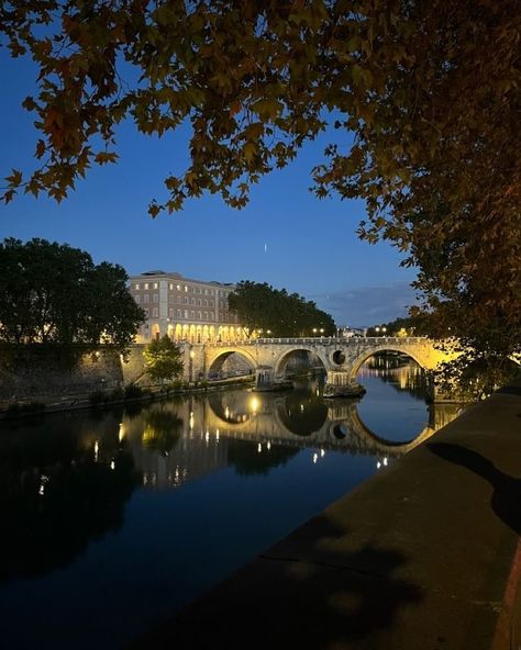 Rome Rome At Night Aesthetic, Rome Italy Aesthetic Night, Roma Aesthetic Night, Rome Italy Aesthetic Wallpaper, Aesthetic Fashion Wallpaper, Rome Landscape, Wallpapers City, Italy At Night, Rome Italy Aesthetic