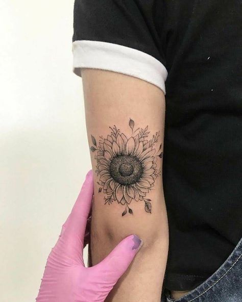 Tattoos For Women On Thigh, Kings Tattoo, Floral Thigh Tattoos, Key Tattoos, King Tattoos, Sunflower Tattoos, Trendy Tattoo, Best Sleeve Tattoos, Tattoo Feminina