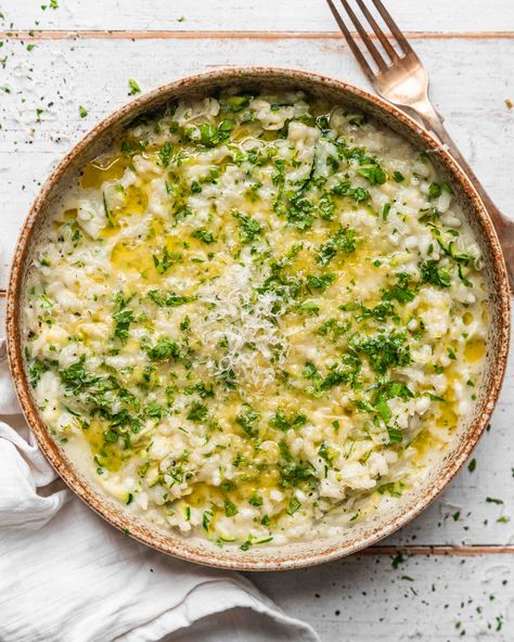 This courgette and lemon risotto takes comfort to the next level, combining the creamy texture of risotto with fresh, vibrant flavours. Lemon Parm Risotto, Lemon Zucchini Recipes, Summer Risotto Recipes, Christmas Risotto, Risotto Vegetable, Vegetarian Risotto Recipes, Fast Recipes Dinner, Risotto Lemon, Easy Dinner Ideas Vegetarian