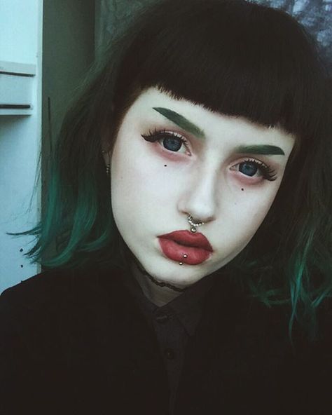 Instagram Brows 2016, Emo Piercings, Short Eyebrows, E Girl Makeup, Straight Eyebrows, Casual Goth, Alt Makeup, Smink Inspiration, Alternative Makeup